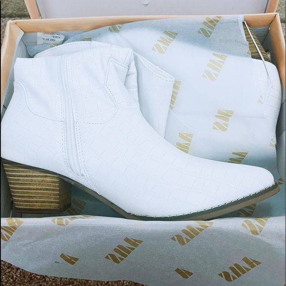 NEW COWGIRL BOOTS - Picture 3 of 5